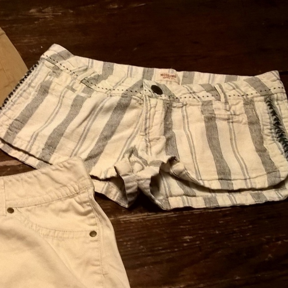 3 Shorts - Picture 2 of 4